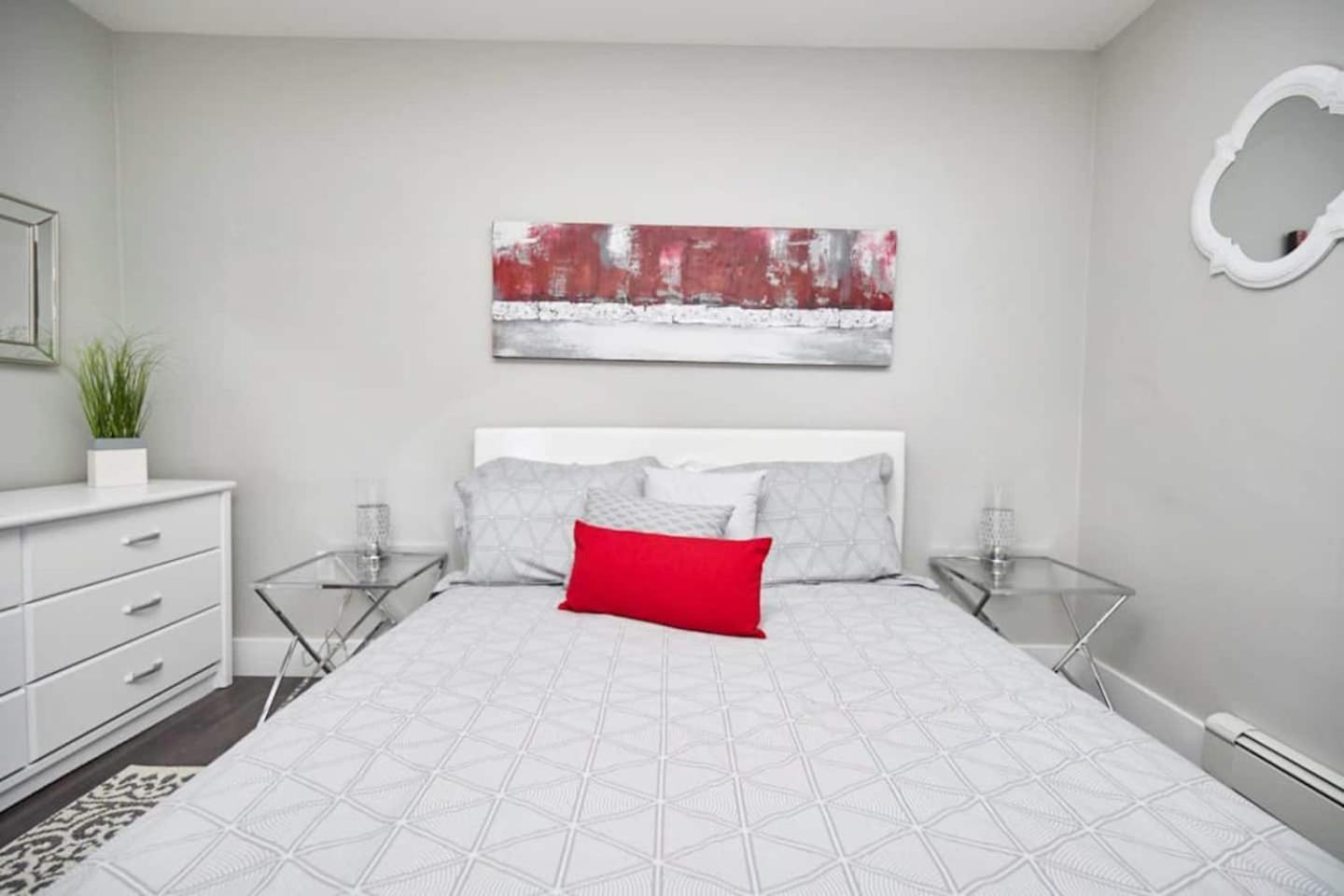 Clifton Hill Hideaway 2B -Two Bedroom Condo Ниагара-Фолс Экстерьер фото